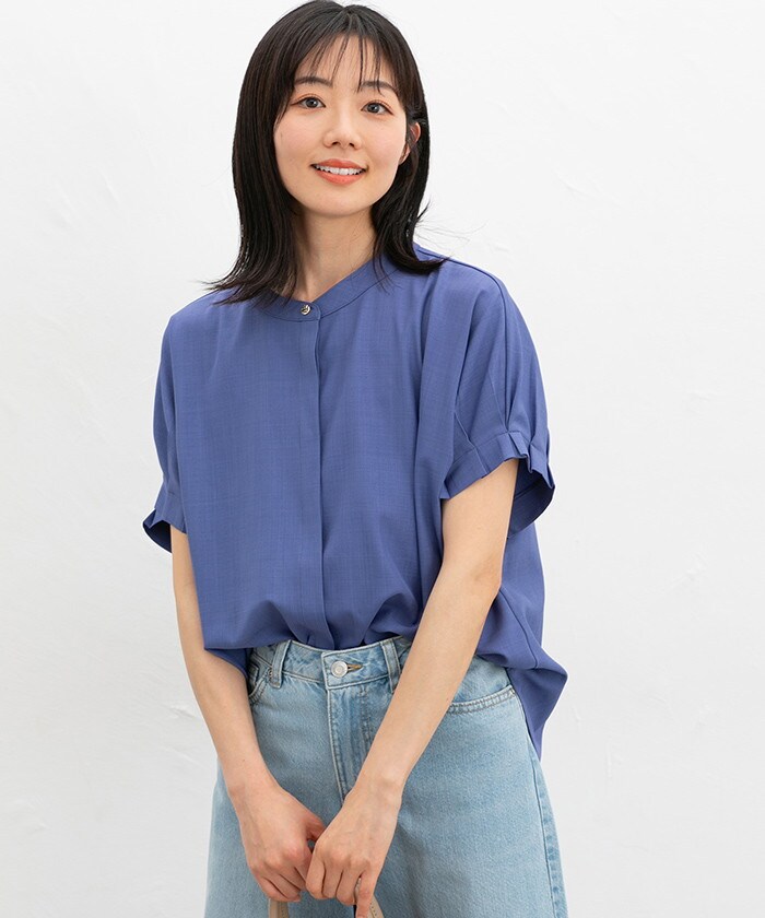 デザイン袖でフェミニンに【デザイン】立体的なタックを入れた袖口がこなれ感のある大人フェミニンなデザイン。ゆとりのある袖まわりで、暑い季節でも肌離れしやすく快適。ゆったりした幅と腰回りが隠れる丈感で体型