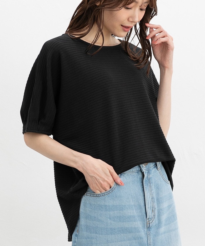 レディーなゆるシルエット【デザイン】タックを入れてボリュームを出したドルマン袖が大人可愛いデザイン。立体感のあるタック編みボーダーがアクセント。ゆったりめの幅と、タックアウトでも決まる前後差ヘムの、腰
