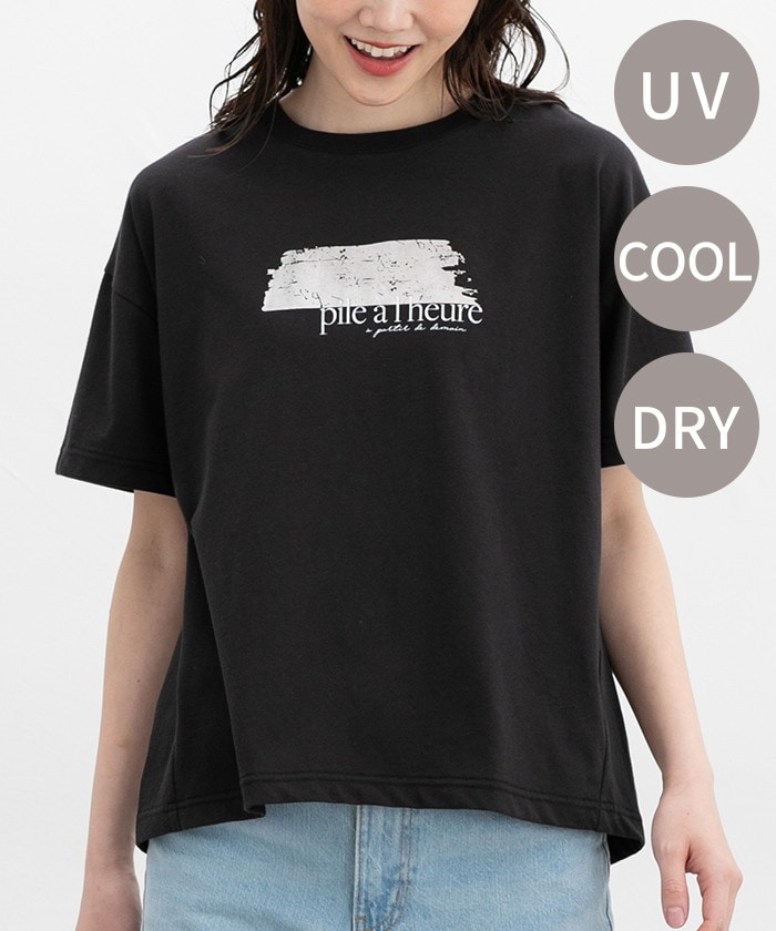 さらり快適『ハニさら』Ｔシャツ【デザイン】トレンドの箔プリントとロゴを組み合わせた、１枚で着映えるデザイン。ゆったりめの幅と腰回りが隠れる丈感。少し前寄りのサイドラインと前後差ヘムでこなれ感をプラス。