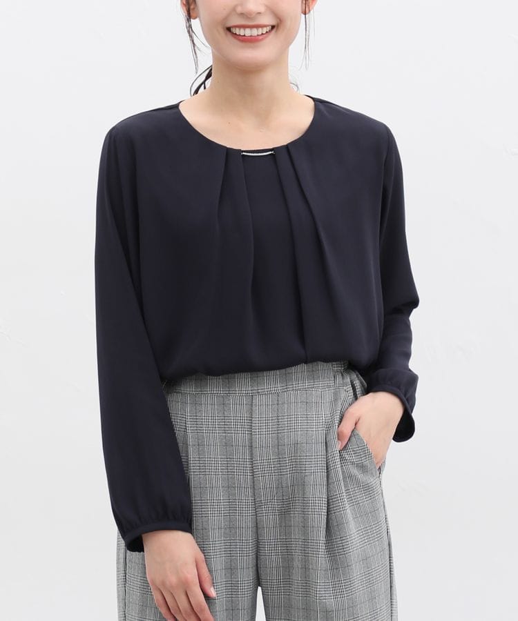 アクセ付ブラウス