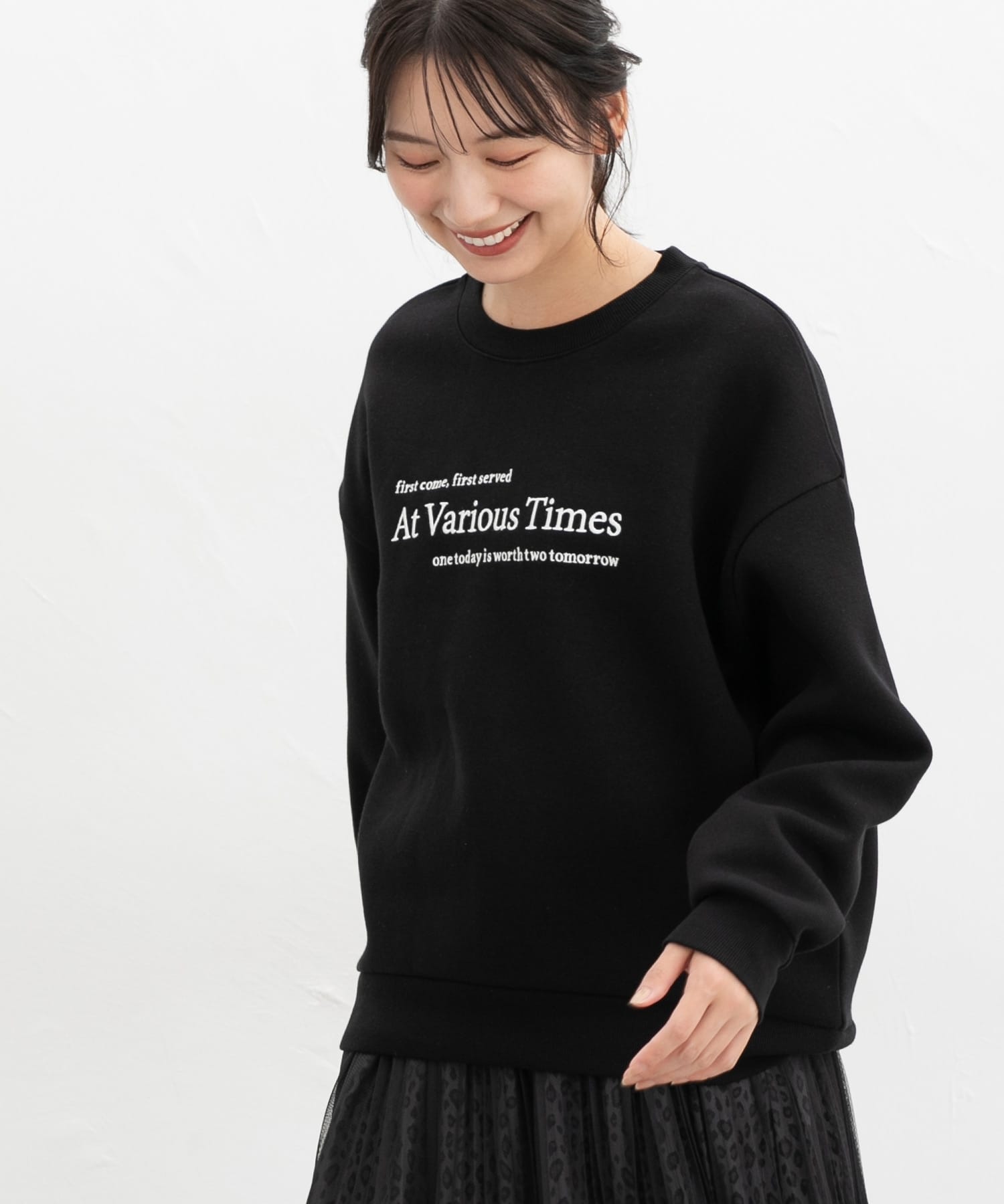 DSC / ラインストーンロゴ裏毛トップス TOPS Night STORE